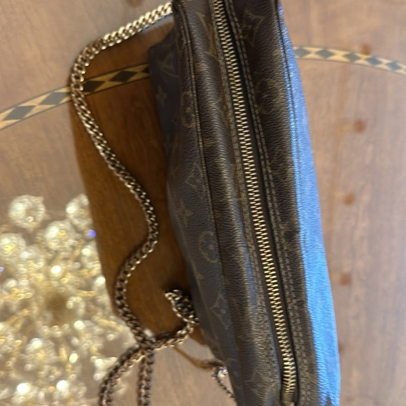 LOUIS VUTTON MEDIUM SIZE PURSE - Picture 9 of 9